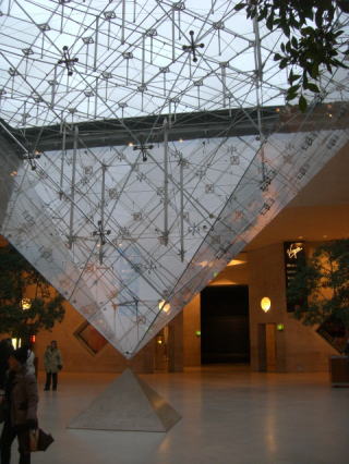 ルーブル美術館　逆さピラミッド
